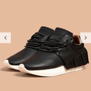 Esseutesse Leather Fringe Sneaker - Black
